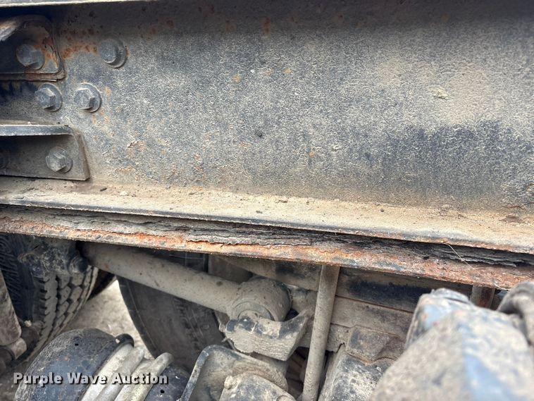 image for item EI5677 2000 Mack CH600 semi truck