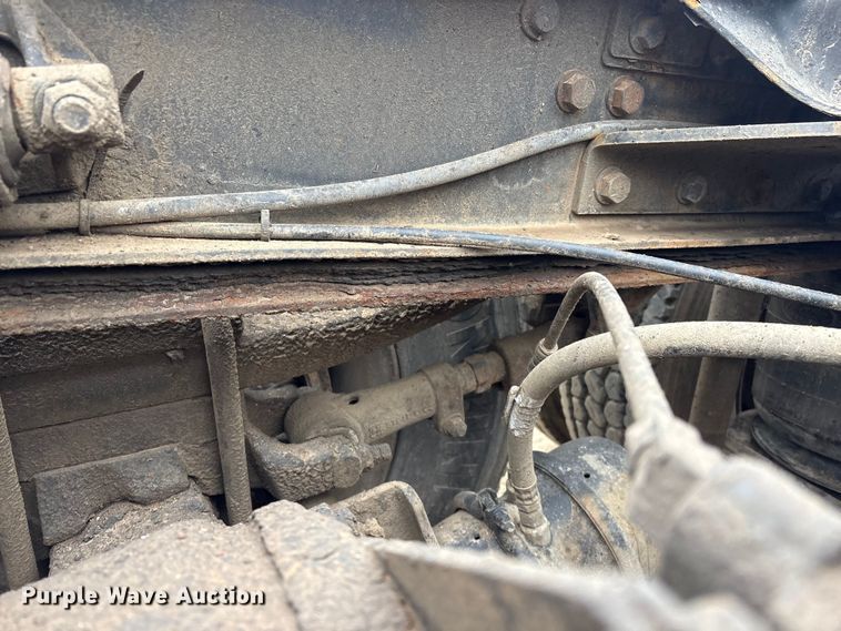 image for item EI5677 2000 Mack CH600 semi truck