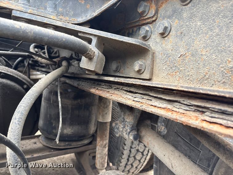 image for item EI5677 2000 Mack CH600 semi truck