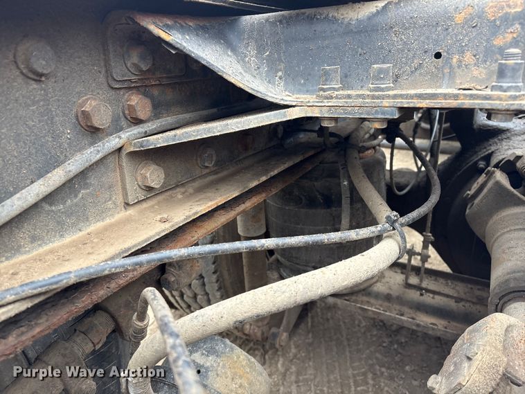 image for item EI5677 2000 Mack CH600 semi truck