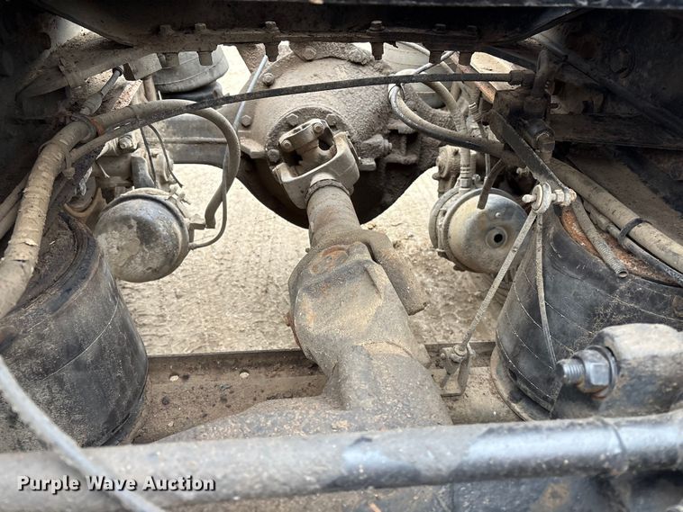 image for item EI5677 2000 Mack CH600 semi truck