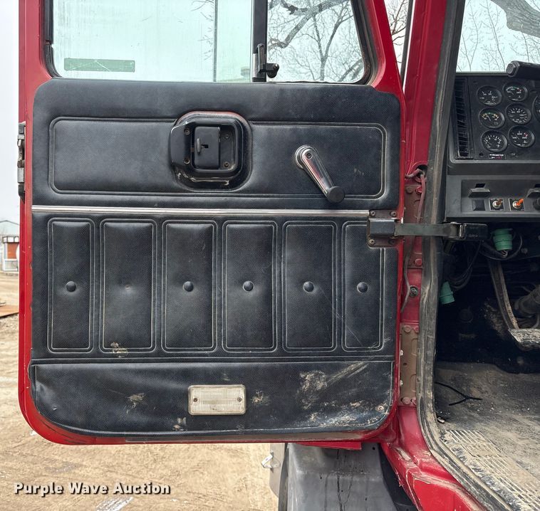 image for item EI5677 2000 Mack CH600 semi truck