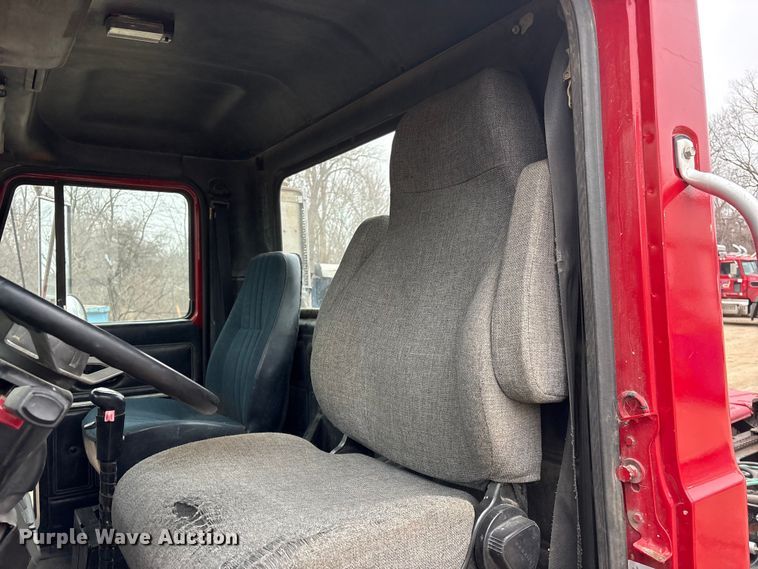 image for item EI5677 2000 Mack CH600 semi truck