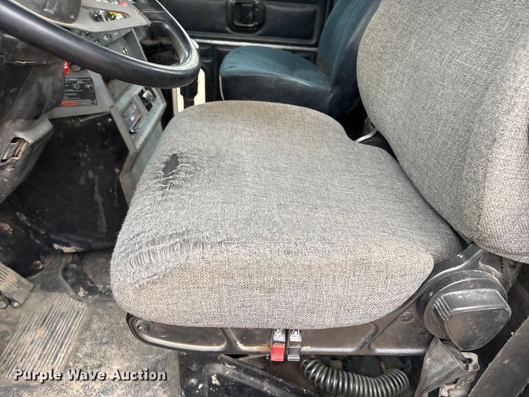 image for item EI5677 2000 Mack CH600 semi truck