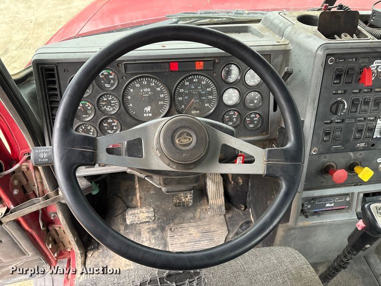 image for item EI5677 2000 Mack CH600 semi truck