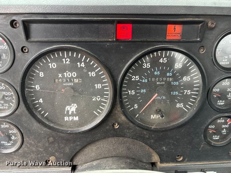 image for item EI5677 2000 Mack CH600 semi truck