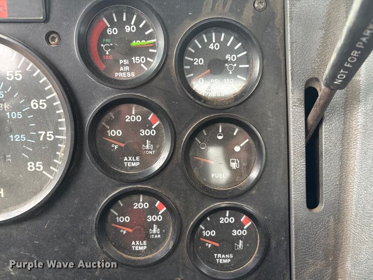 image for item EI5677 2000 Mack CH600 semi truck