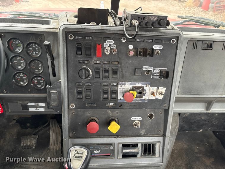 image for item EI5677 2000 Mack CH600 semi truck