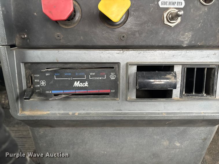 image for item EI5677 2000 Mack CH600 semi truck