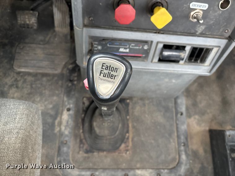 image for item EI5677 2000 Mack CH600 semi truck