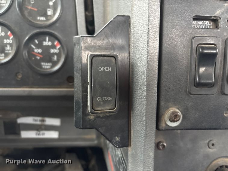 image for item EI5677 2000 Mack CH600 semi truck