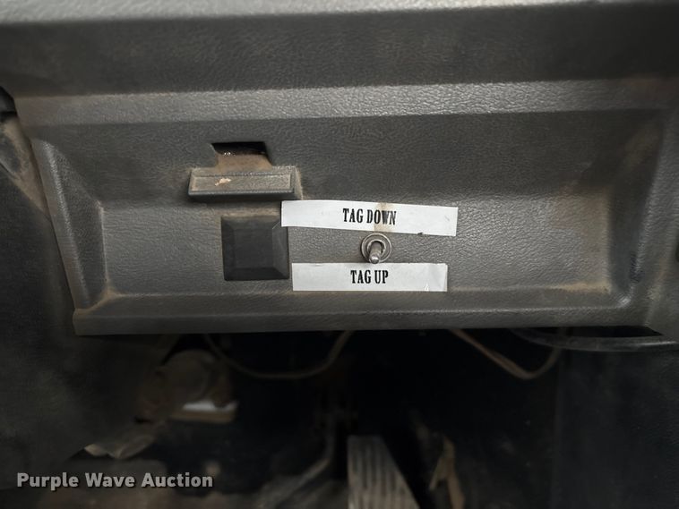 image for item EI5677 2000 Mack CH600 semi truck