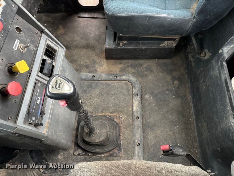 image for item EI5677 2000 Mack CH600 semi truck