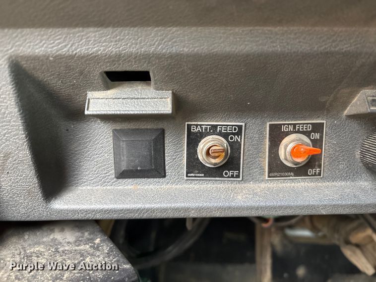 image for item EI5677 2000 Mack CH600 semi truck