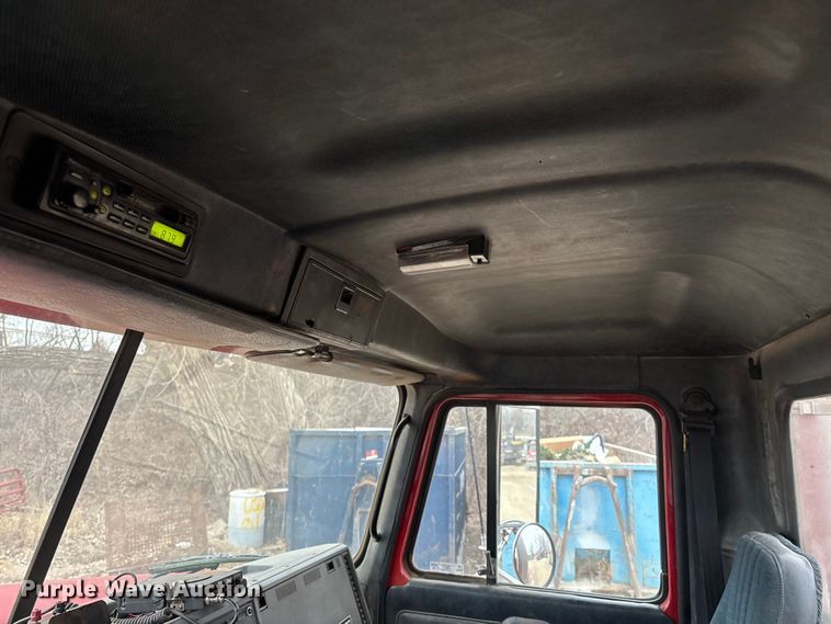 image for item EI5677 2000 Mack CH600 semi truck