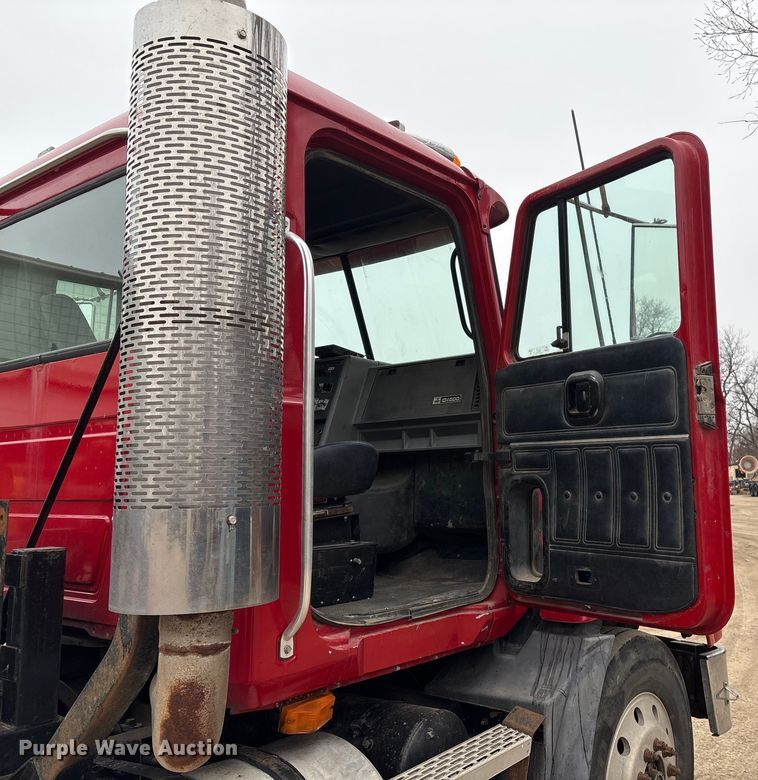 image for item EI5677 2000 Mack CH600 semi truck