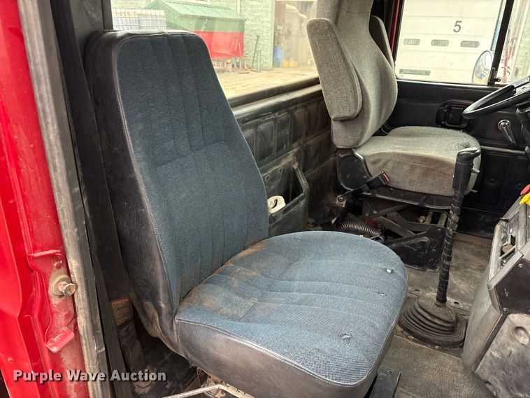 image for item EI5677 2000 Mack CH600 semi truck