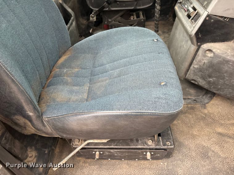 image for item EI5677 2000 Mack CH600 semi truck