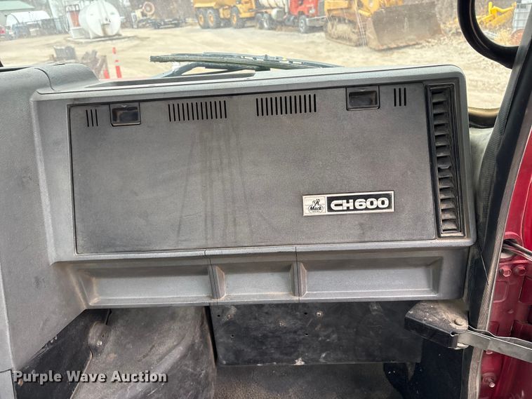 image for item EI5677 2000 Mack CH600 semi truck