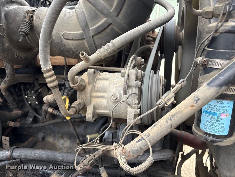 image for item EI5677 2000 Mack CH600 semi truck