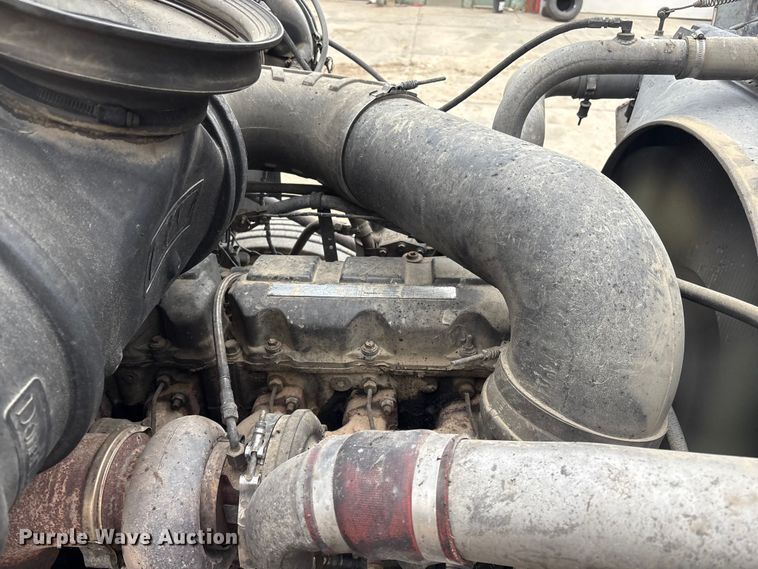 image for item EI5677 2000 Mack CH600 semi truck