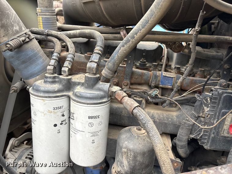 image for item EI5677 2000 Mack CH600 semi truck