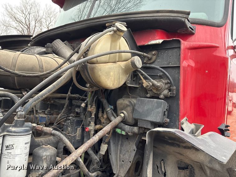 image for item EI5677 2000 Mack CH600 semi truck