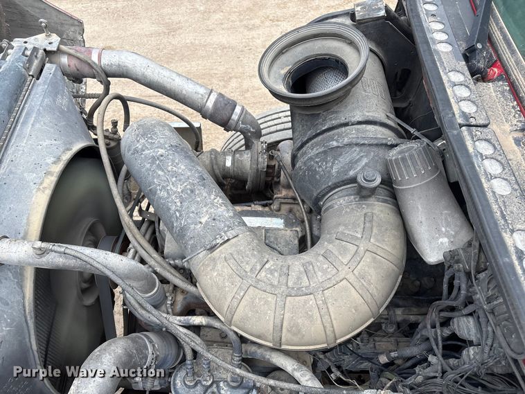 image for item EI5677 2000 Mack CH600 semi truck