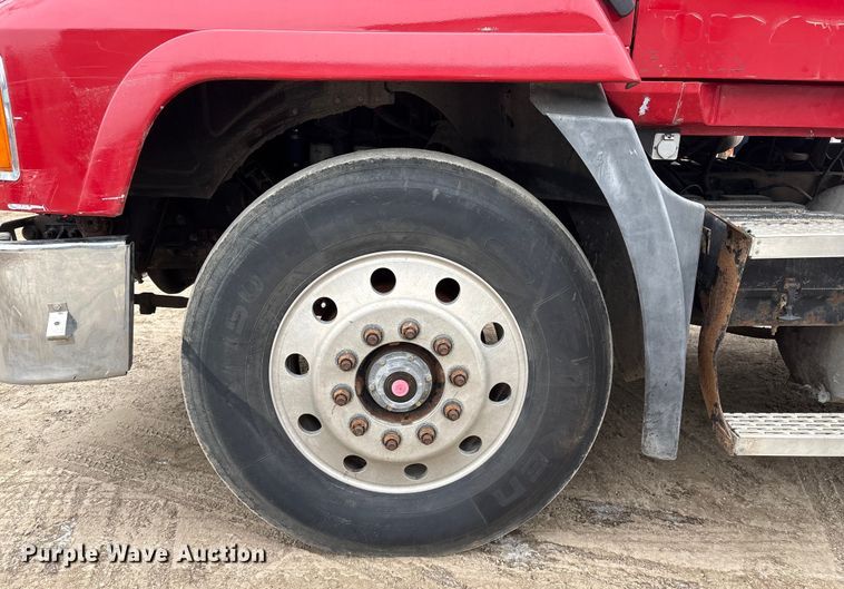 image for item EI5677 2000 Mack CH600 semi truck