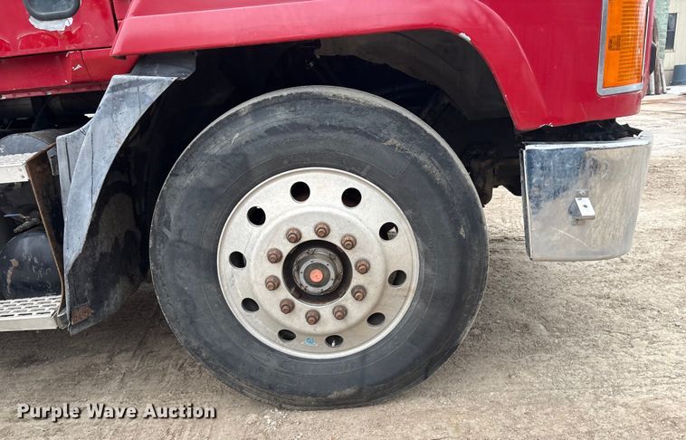 image for item EI5677 2000 Mack CH600 semi truck