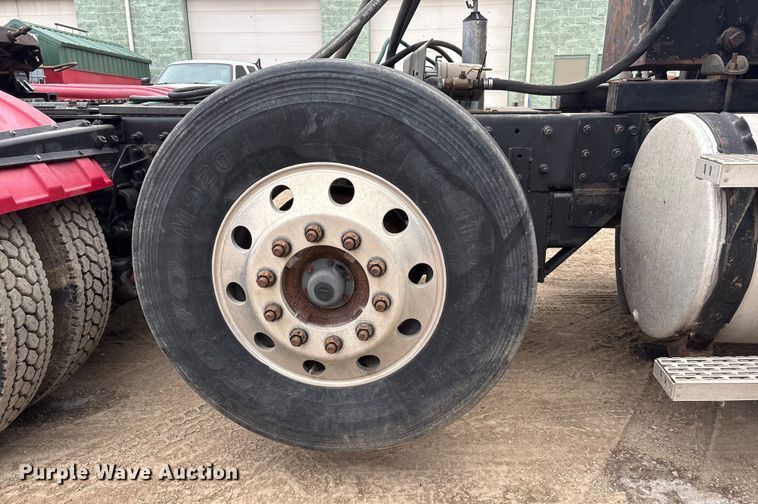 image for item EI5677 2000 Mack CH600 semi truck