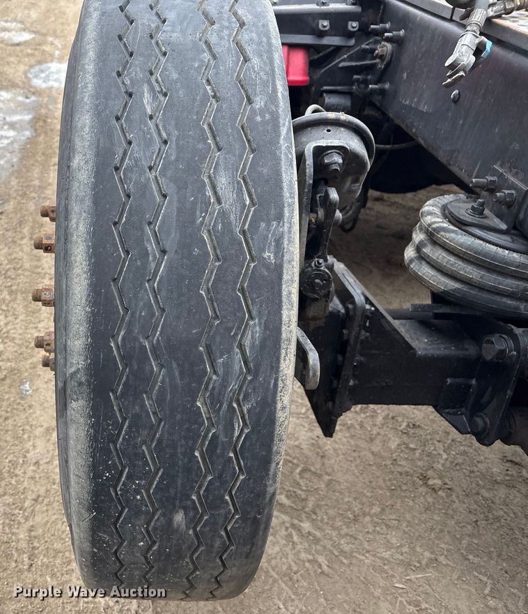 image for item EI5677 2000 Mack CH600 semi truck