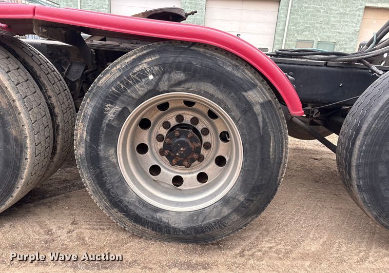 image for item EI5677 2000 Mack CH600 semi truck