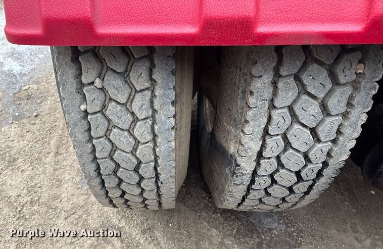 image for item EI5677 2000 Mack CH600 semi truck