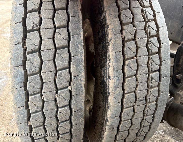 image for item EI5677 2000 Mack CH600 semi truck