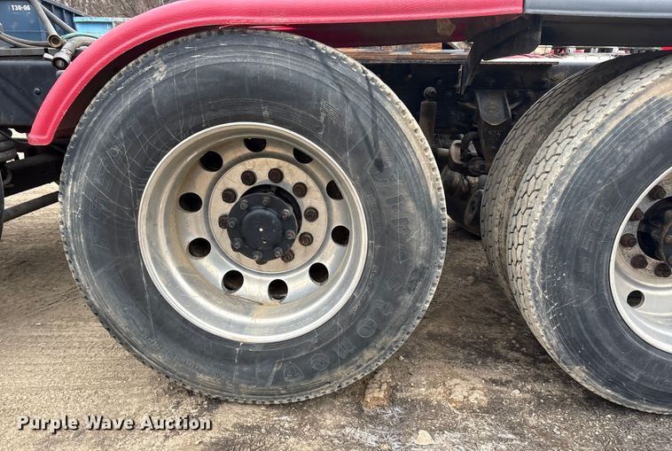 image for item EI5677 2000 Mack CH600 semi truck