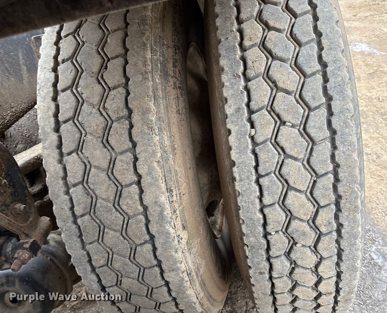 image for item EI5677 2000 Mack CH600 semi truck