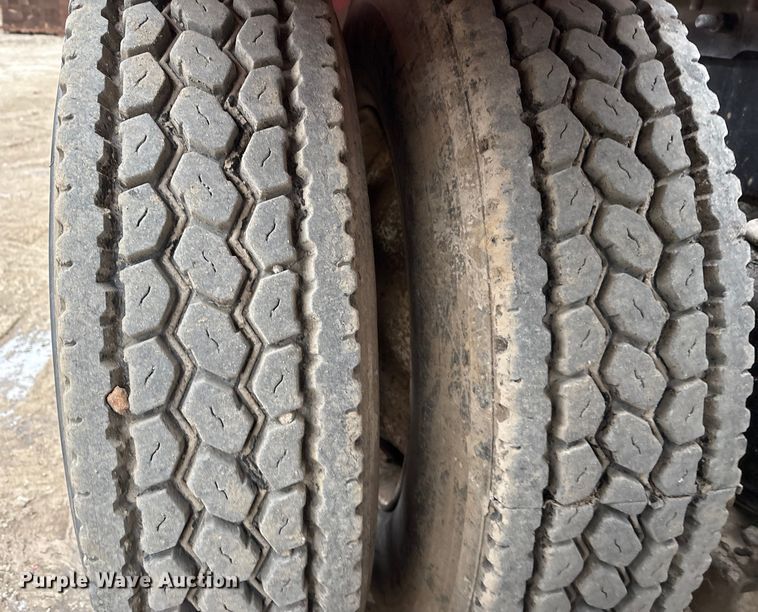 image for item EI5677 2000 Mack CH600 semi truck