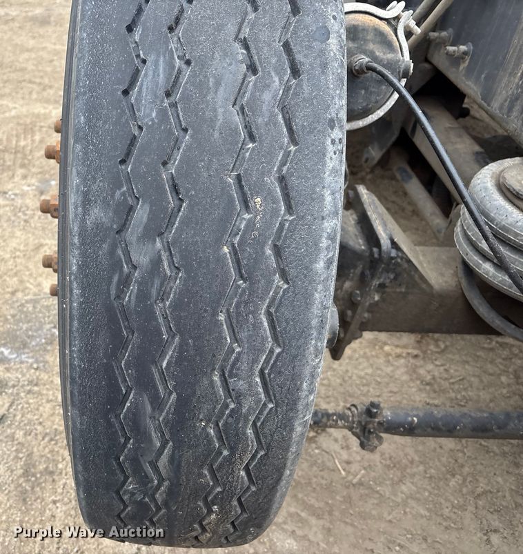 image for item EI5677 2000 Mack CH600 semi truck