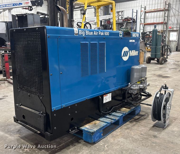 image for item EI5688 2012 Miller Big Blue 600 Air Pak welder/generator