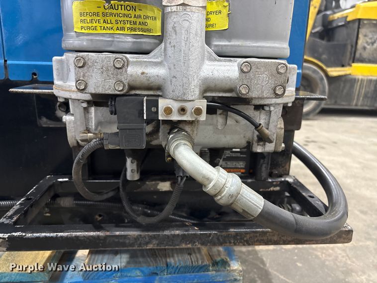 image for item EI5688 2012 Miller Big Blue 600 Air Pak welder/generator