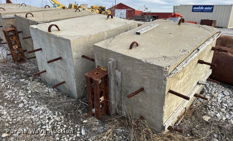 image for item EN0806 (19) concrete blocks