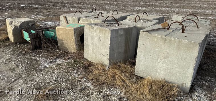 image for item EN0806 (19) concrete blocks