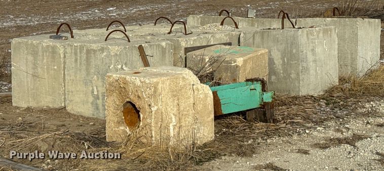 image for item EN0806 (19) concrete blocks