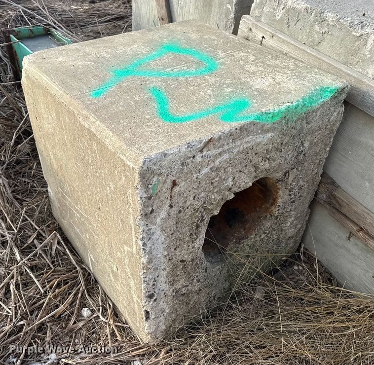 image for item EN0806 (19) concrete blocks