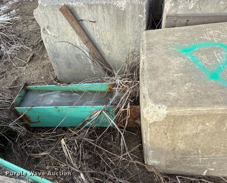 image for item EN0806 (19) concrete blocks