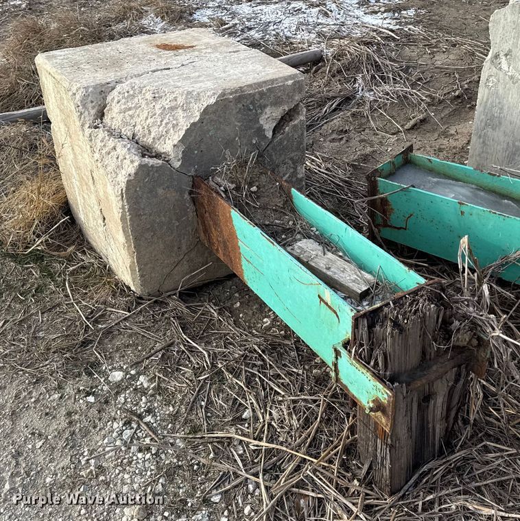 image for item EN0806 (19) concrete blocks