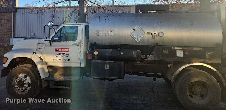 image for item EO4908 1998 Ford F-800 tack distributor truck 