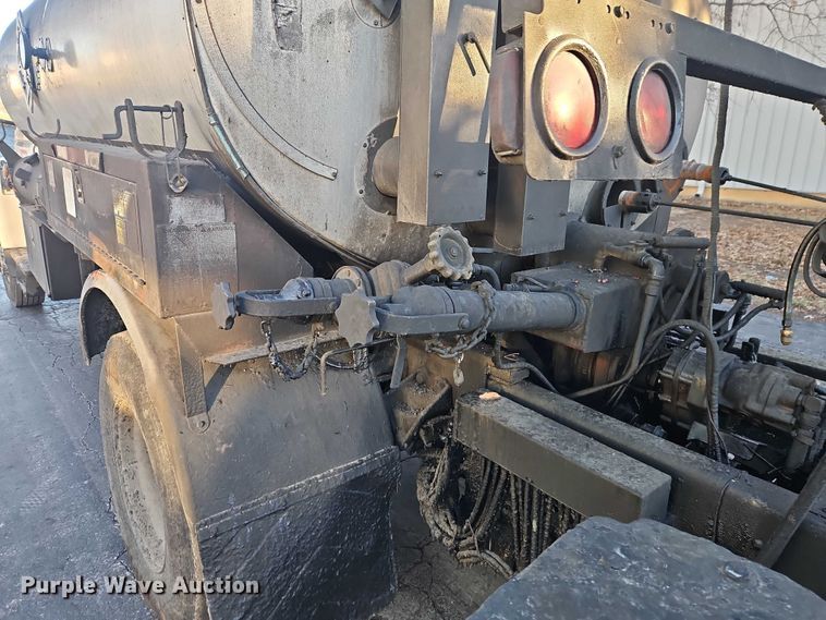 image for item EO4908 1998 Ford F-800 tack distributor truck 