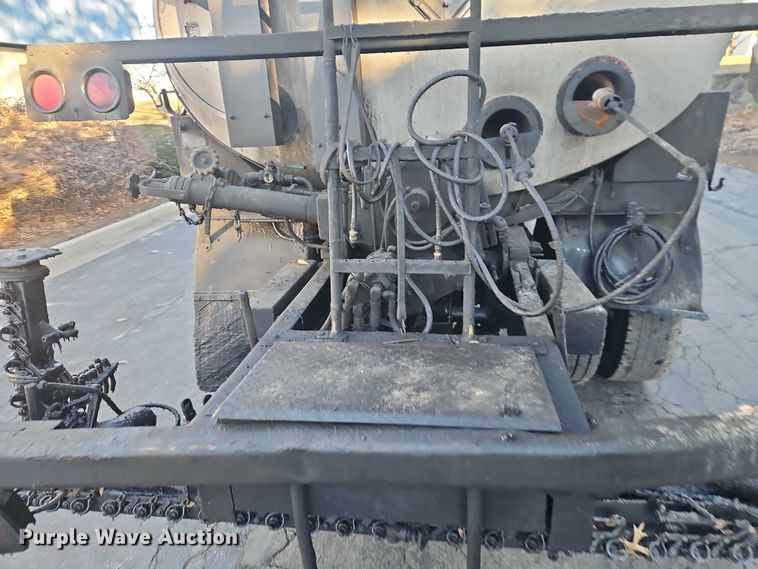 image for item EO4908 1998 Ford F-800 tack distributor truck 